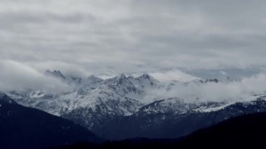 Fransa, Ariege, Ax-les-Thermes, Ax-3-Domaines, kış sporları sahnesi, yamaçlarda kayakçılar