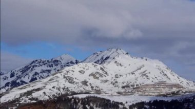 Fransa, Ariege, Ax-les-Thermes, Ax-3-Domaines, kış sporları sahnesi, yamaçlarda kayakçılar