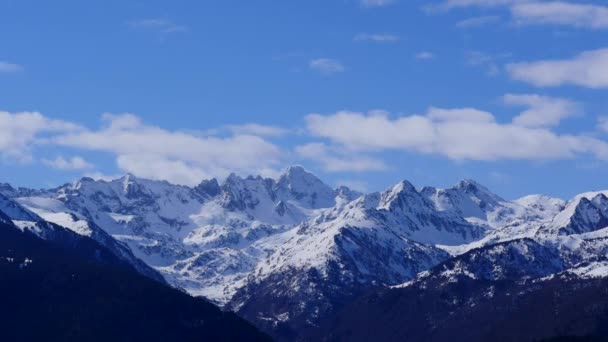 Francia, Ariege, Ax-les-Thermes, Ax-3-Domaines, escena de deportes de invierno, esquiadores en las pistas — Vídeos de Stock