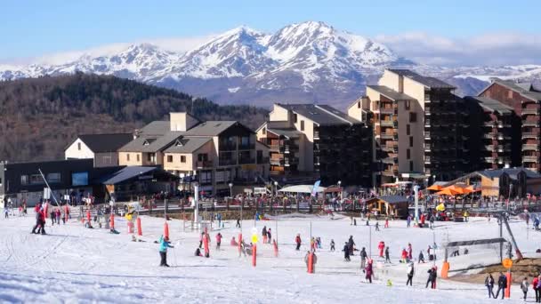 Frankreich, Ariege, Ax-les-Thermes, Ax-3-Domaines, Wintersportszene, Skifahrer auf der Piste — Stockvideo