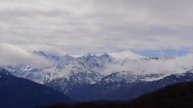 Fransa, Ariege, Pireneler, kış sporları sahnesi, yamaçlarda kayakçılar