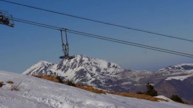 Fransa, Ariege, Pireneler, kış sporları sahnesi, yamaçlarda kayakçılar