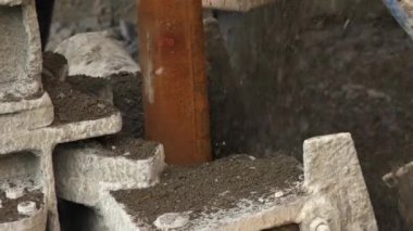 Güçlü hidrolik sondaj kulesi, taşın temelleri. İnşaat için toprak takviyesi, toprak sondajı ve çelik boruların çıkarılması.