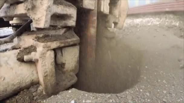 Potente plataforma de perforación hidráulica, cimientos de piedra. Refuerzo del suelo para la construcción de edificios, perforación del suelo y extracción de tuberías de acero — Vídeo de stock