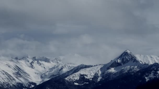Francia, Ariege, Pirineos, deportes de invierno, esquiadores en las pistas — Vídeos de Stock