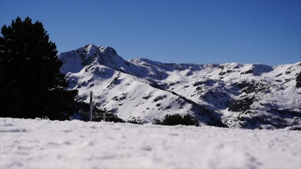 フランス,アリエージュ,ピレネー山脈,冬のスポーツシーン,斜面のスキーヤー — ストック動画