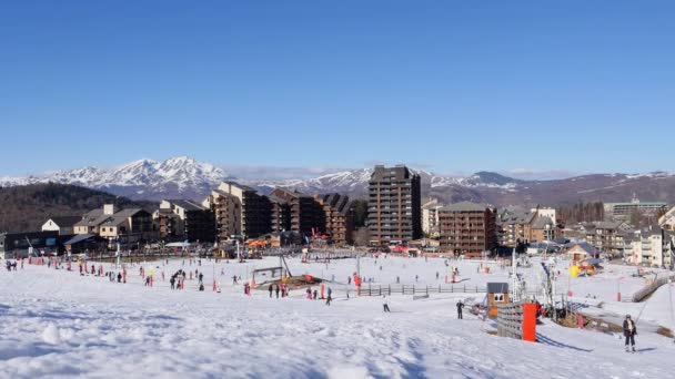 Francia, Ariege, Pirenei, panorama degli sport invernali, sciatori sulle piste — Video Stock