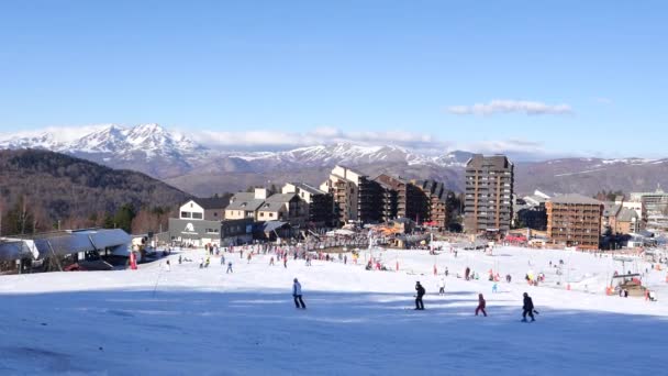 Франція, Аріджа, Піренеї, зимова спортивна сцена, лижники на схилах — стокове відео