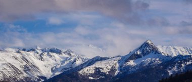 Fransa, Ariege, Dağlar Pireneler, kış sporları sahnesi, yamaçlarda kayakçılar