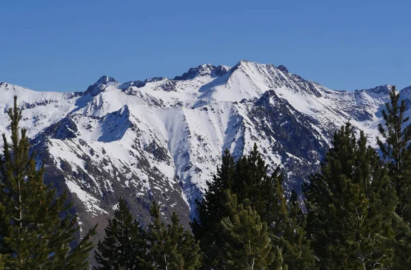 França, Ariege, Montanhas Pirinéus, cena de esportes de inverno, esquiadores nas encostas — Fotografia de Stock