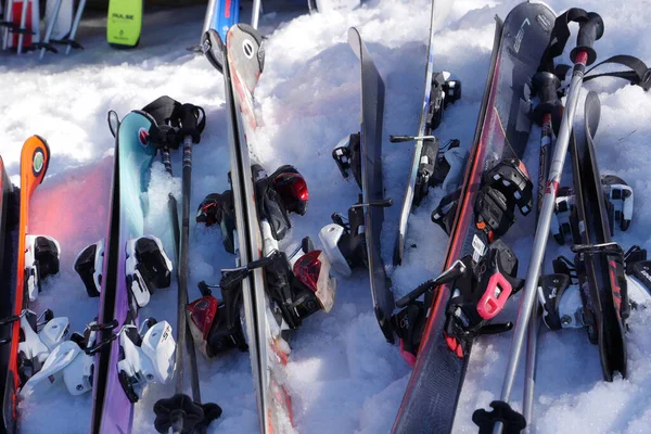 Francie, Ariege, Francie - únor 2022: řada lyží a tyčí stojících ve sněhu mimo sníh — Stock fotografie