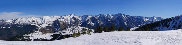Francia, Ariege, Pirenei montani, panorama degli sport invernali, sciatori sulle piste — Foto Stock