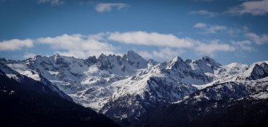 Fransa, Ariege, Dağlar Pireneler, kış sporları sahnesi, yamaçlarda kayakçılar