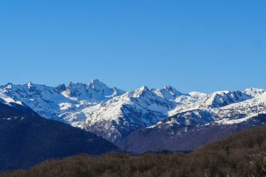 Fransa, Ariege, Dağlar Pireneler, kış sporları sahnesi, yamaçlarda kayakçılar