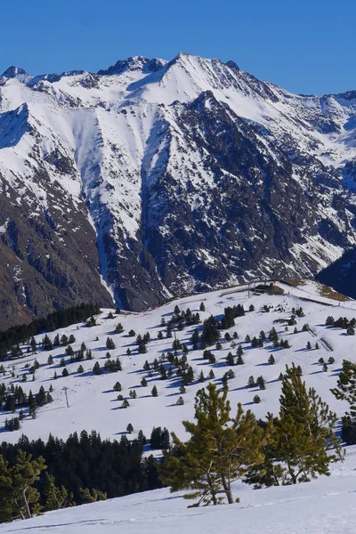 France, Ariège, Montagnes Pyrénées, sports d'hiver, skieurs sur les pistes — Photo