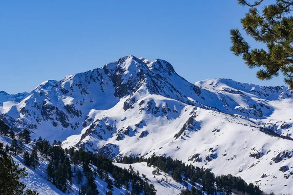 フランス, Ariege,山ピレネー山脈,冬のスポーツシーン,斜面のスキーヤー — ストック写真