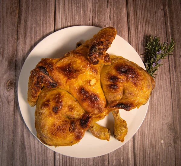 Grillowany kurczak w amerykańskim stylu, sos diabelski, tempura warzyw — Zdjęcie stockowe