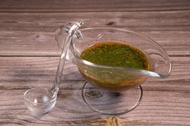 Şeffaf cam sos teknesinde şeytan sosu, tuz ve karabiber karıştırıcı.