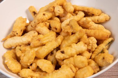 Beyaz tabakta taze sebze tempurası.