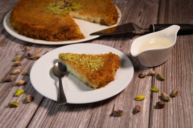 Lezzetli geleneksel tatlı Knafeh peynirli, fıstıklı ve portakal şuruplu