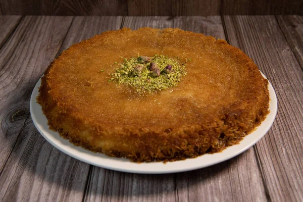 Delicious Traditional Dessert Knafeh with cheese and pistachios and orange flower syrup — Stock Photo, Image