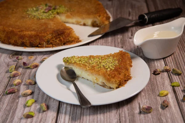 Delicioso tradicional sobremesa Knafeh com queijo e pistache e xarope de flor de laranja — Fotografia de Stock