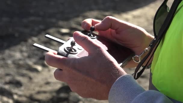 Zdalne sterowanie dronem Ręczny i zdalny widok operatora pilota drona — Wideo stockowe