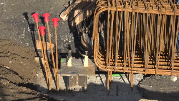 Flux de travail sur le chantier, coulée de béton en équipe, usine de construction — Video