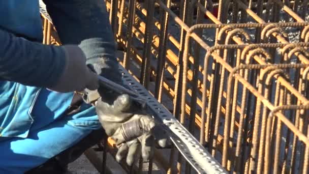 Werkstroom op de bouwplaats, betonnen teamwerk gieten, Bouwfabriek — Stockvideo