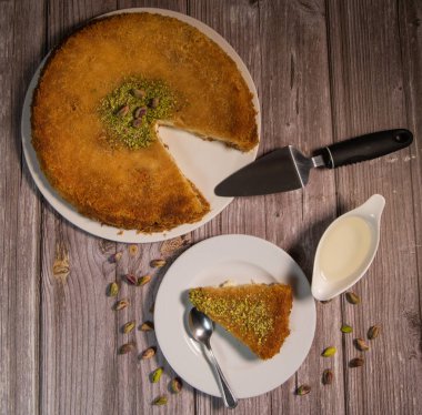 Lezzetli geleneksel tatlı Knafeh peynirli, fıstıklı ve portakal şuruplu