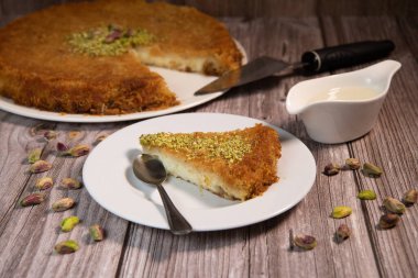 Lezzetli geleneksel tatlı Knafeh peynirli, fıstıklı ve portakal şuruplu