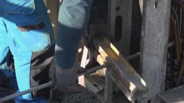 İnşaat alanında çalışma, beton ekip çalışması, inşaat fabrikası.