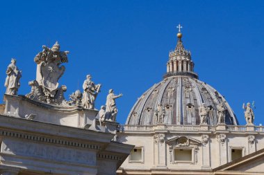 Aziz Peters Meydanı, Vatikan., Roma, 03.20.2021, Aziz Peter Bazilikası, Hristiyanlığın ana katedrali ve meydanı önündeki görkemli meydan.