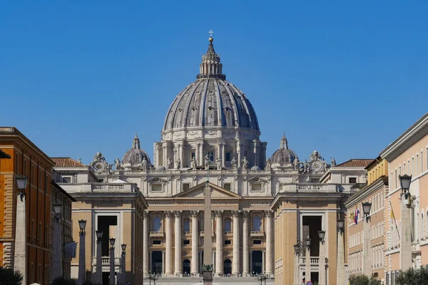 Saint Peters Square, Vatican.,Rome, 03.20.2021, Basilica of Saint Peter, The grandiose square in front of the main cathedral of Christendom and square — Stock Photo, Image