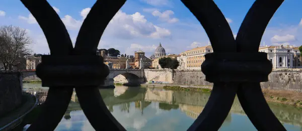 Praça de São Pedro, Vaticano., Roma, 03.20.2021, Basílica de São Pedro, A grandiosa praça em frente à catedral principal da cristandade e praça — Fotografia de Stock