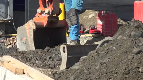Grävmaskinen gräver ett hål i marken. Förbereda grunden för byggandet. — Stockvideo
