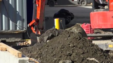 Kazıcı yerde bir çukur kazıyor. İnşaat için vakfı hazırlıyorum.. 