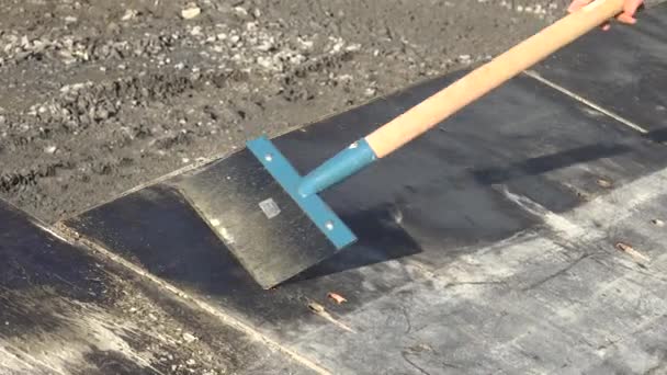 Un homme nettoie un panneau de protection en béton avec un nettoyeur haute pression — Video