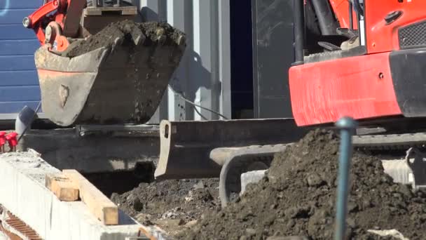 Екскаватор копає яму в землю. Підготовка фундаменту до будівництва . — стокове відео