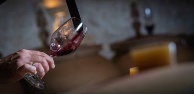 FRANSA, KIZ, SADECE-EMILION, BİR ŞARKI ŞARKI ŞARKI GÖREVİYOR