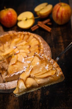 Ahşap bir masada, yukarıdan nefis elmalı turta.