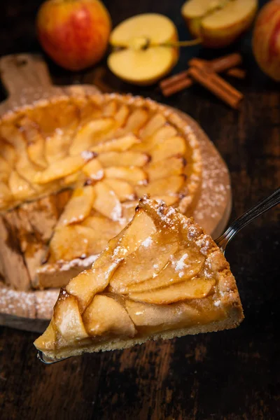 Delicioso pastel de manzana en una mesa de madera, desde arriba — Foto de Stock