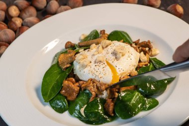 Haşlanmış yumurta tarifi, siyah çay, bıçakla kesilmiş, sıcak mantar salatası.