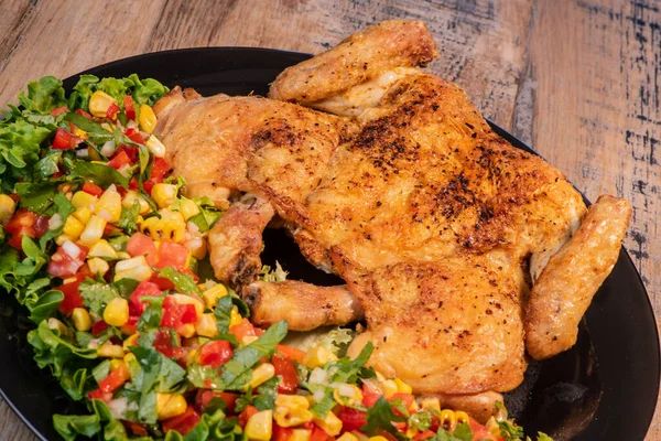 Kurczak przepis, pieczony kogut i jego warzywa, przyprawa kukurydziana — Zdjęcie stockowe