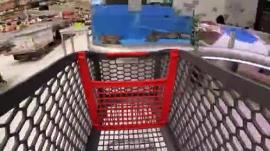 Fransa, 2020-06, Ağustos, İnsanlar kurslarını süpermarkette, alışveriş konsepti Timelapse 'de yapıyorlar., 