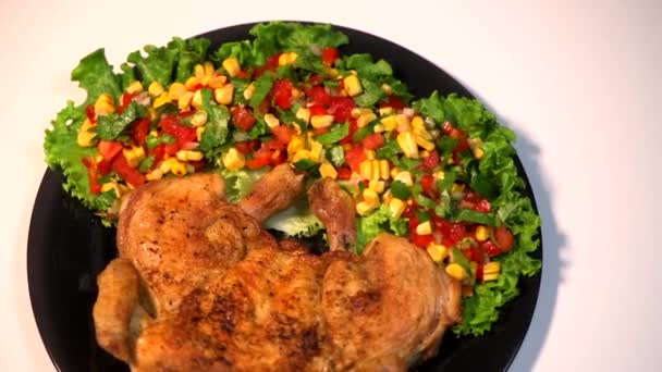 Ricetta pollo, gallo arrosto e le sue verdure, condimento di mais, giradischi, sfondo bianco — Video Stock