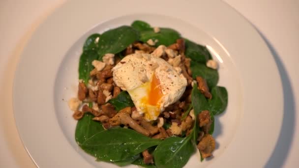 Recette d'oeuf poché au thé noir coupé au couteau, salade chaude de girolles — Video