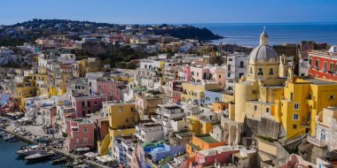 Güneşli yaz gününde güzel Procida 'nın gündüz manzarası, Procida Adası, İtalya
