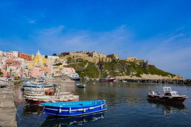 Geleneksel balıkçılık limanı, ağlar, şamandıralar, Procida Adası, İtalya
