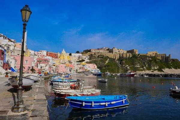 Geleneksel balıkçılık limanı, ağlar, şamandıralar, Procida Adası, İtalya
